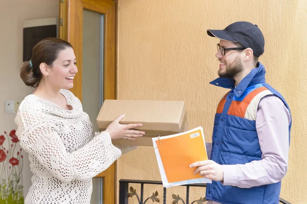 Courier leverera ett paket — Stockfoto