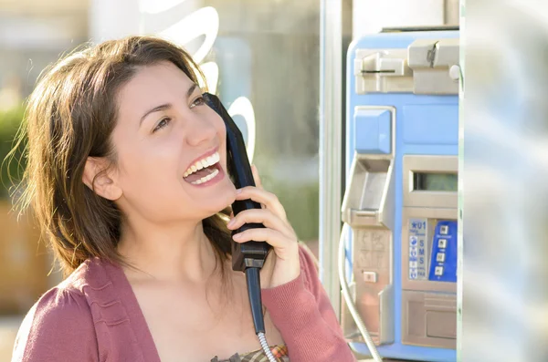 Žena hovoří na veřejné telefonní — Stock fotografie