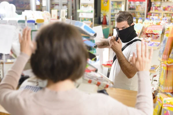 Robo a mano armada en una tienda —  Fotos de Stock