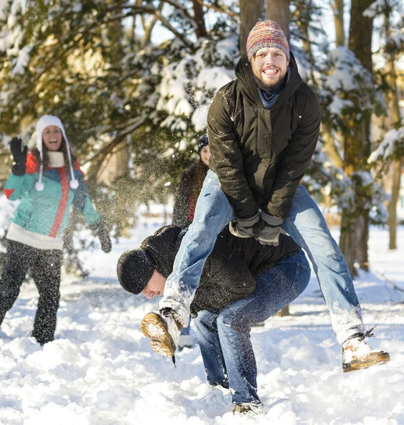 Springen over een andere persoon in de winter — Stockfoto