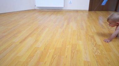 Bebek evde dört ayak üzerinde gitmek