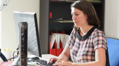 Ofiste çalışan uykulu kadın.