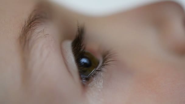 Oční kapky pro děti — Stock video