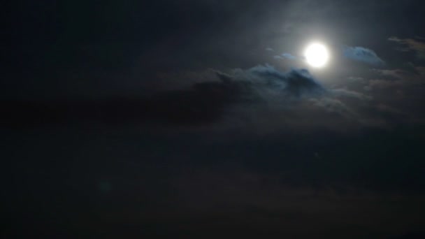 Paysage lunaire par temps nuageux 