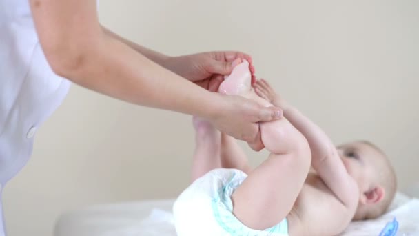Dítě dostává jediným masáž — Stock video