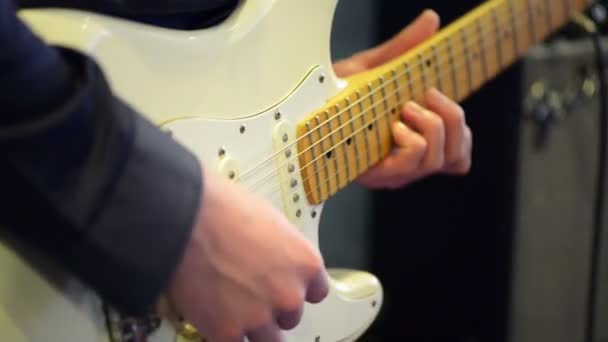 Kytarista hrající na elektrickou kytaru — Stock video