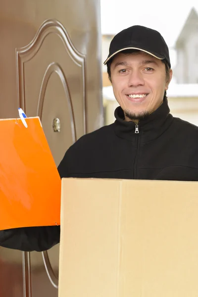 Courier leverera ett paket — Stockfoto