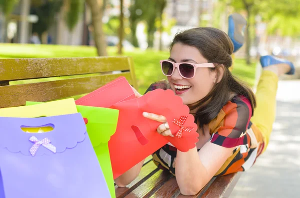 Cliente satisfeito que gosta de fazer compras — Fotografia de Stock