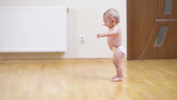 Младенец делает первые шаги — стоковое видео