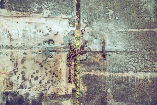 Ancienne porte avec une serrure sur la chaîne — Photo