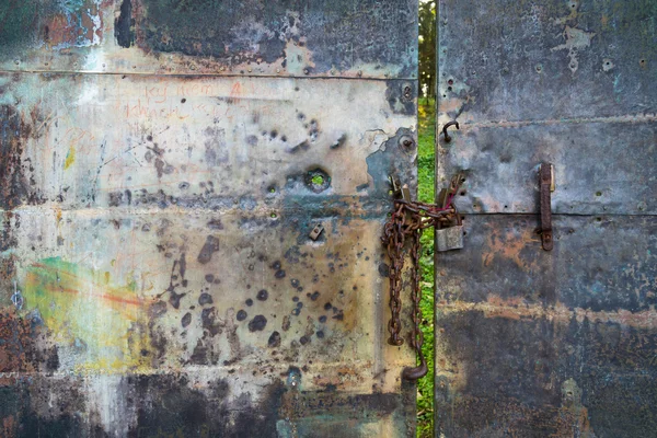 Old gate with a lock on the chain — Stock Photo, Image