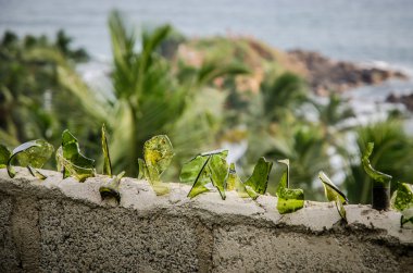 Kırık cam duvar üstüne