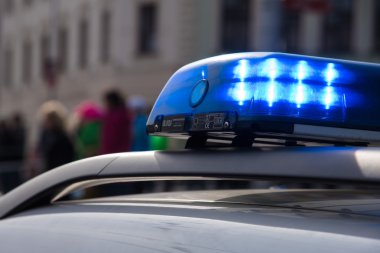 Sokaktaki polis arabası.