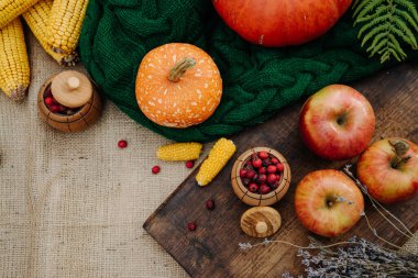 Sonbahar hasadı, mısır, balkabağı, elma, fındık, kırmızı böğürtlen kahverengi tahta 1