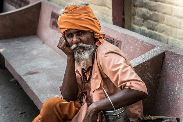 Hombre Monje Indio Ropa Naranja Sentado Banco — Foto de Stock
