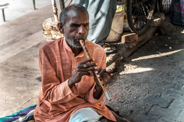 Индийский Слепой Нищий Оранжевой Одежде Играет Музыкальном Инструменте — стоковое фото