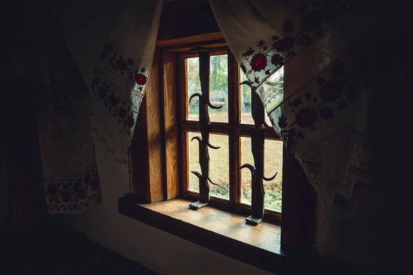 수놓은 수건이 창문에서 바라본 — 스톡 사진
