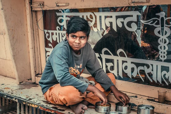 Индийский Мальчик Ест Улице Металлическими Чашами — стоковое фото