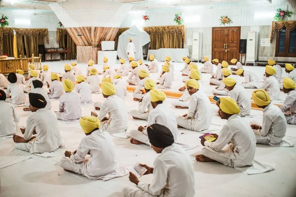Indian Men Boys White Robes Praying Temple — Foto de Stock