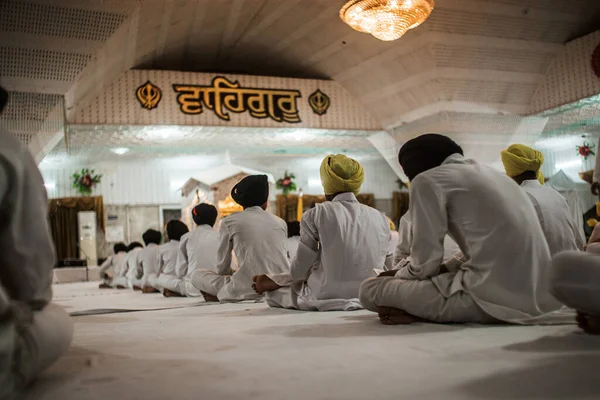 Indische Männer Jungen Weißen Gewändern Die Zum Tempel Beten Stockbild