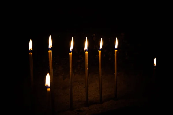 Cire Jaune Bougies Brûlent Dans Église Sur Fond Noir — Photo