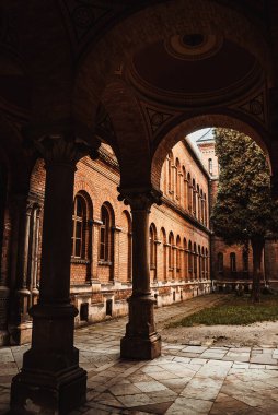 Antik antik sütunlar ve kemer Eski bir tuğla tarihi bina