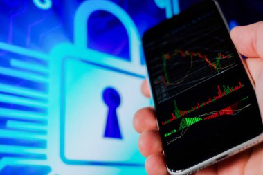 Bitcoin ve kripto para yatırımı konsepti - İşadamı cep telefonu uygulamasını kullanarak modern grafik arayüzünde Bitcoin BTC ticareti yapıyor. Engelleme zinciri ve mali teknoloji.