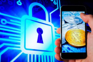 Bitcoin ve kripto para yatırımı konsepti - İşadamı cep telefonu uygulamasını kullanarak modern grafik arayüzünde Bitcoin BTC ticareti yapıyor. Engelleme zinciri ve mali teknoloji.