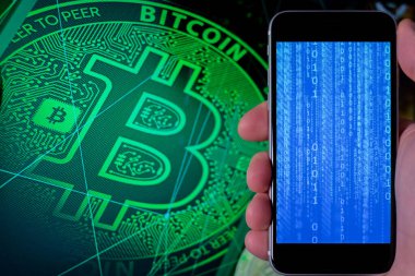 Bitcoin ve kripto para yatırımı konsepti - İşadamı cep telefonu uygulamasını kullanarak modern grafik arayüzünde Bitcoin BTC ticareti yapıyor. Engelleme zinciri ve mali teknoloji.