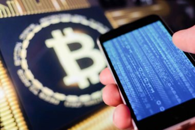 Cep telefonu tutan adam, bitcoin simgesi, borsa arkaplanı grafikli blok zinciri, kripto para birimleri veya bitcoin konsepti