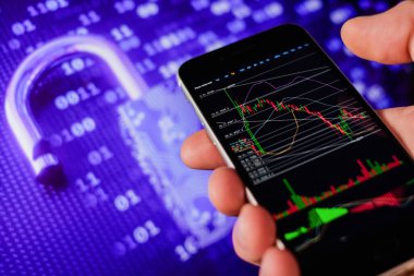 Cep telefonu tutan adam, bitcoin simgesi, borsa arkaplanı grafikli blok zinciri, kripto para birimleri veya bitcoin konsepti