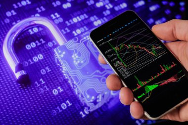 Cep telefonu tutan adam, bitcoin simgesi, borsa arkaplanı grafikli blok zinciri, kripto para birimleri veya bitcoin konsepti