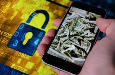 Cep telefonu tutan adam, bitcoin simgesi, borsa arkaplanı grafikli blok zinciri, kripto para birimleri veya bitcoin konsepti