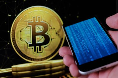 Cep telefonu tutan adam, bitcoin simgesi, borsa arkaplanı grafikli blok zinciri, kripto para birimleri veya bitcoin konsepti