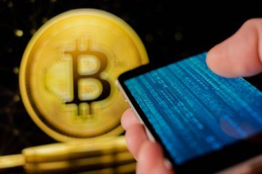 Cep telefonu tutan adam, bitcoin simgesi, borsa arkaplanı grafikli blok zinciri, kripto para birimleri veya bitcoin konsepti