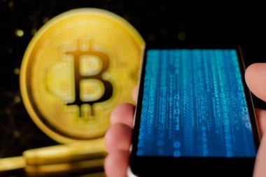 Cep telefonu tutan adam, bitcoin simgesi, borsa arkaplanı grafikli blok zinciri, kripto para birimleri veya bitcoin konsepti