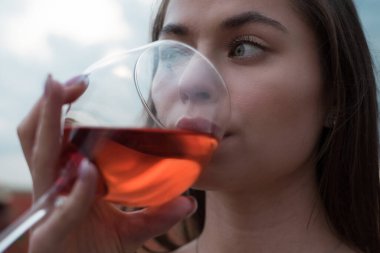 Haşhaş tarlasında yürüyen Avrupa görünümlü güzel bir kızın yakın plan portresi, doğal güzellik. Doğanın tadını çıkarıyor, iyi vakit geçiriyor..