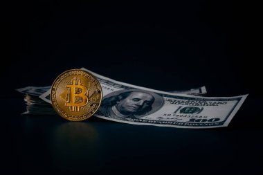 Altın Bitcoin madeni para üzerimizde. Yakın plan. Elektronik kripto para birimi