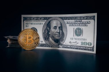 Altın Bitcoin madeni para üzerimizde. Yakın plan. Elektronik kripto para birimi