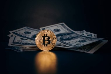 Altın Bitcoin madeni para üzerimizde. Yakın plan. Elektronik kripto para birimi