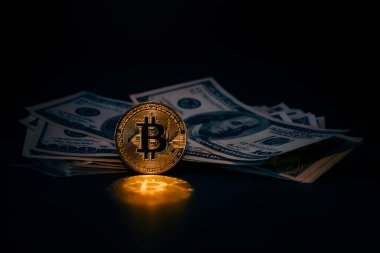 Altın Bitcoin madeni para üzerimizde. Yakın plan. Elektronik kripto para birimi