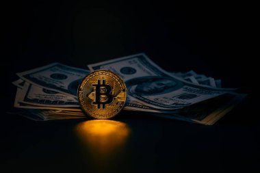 Altın Bitcoin madeni para üzerimizde. Yakın plan. Elektronik kripto para birimi