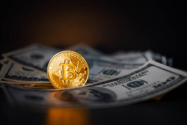 Altın Bitcoin madeni para üzerimizde. Yakın plan. Elektronik kripto para birimi