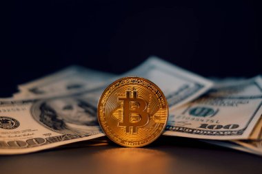 Altın Bitcoin madeni para üzerimizde. Yakın plan. Elektronik kripto para birimi