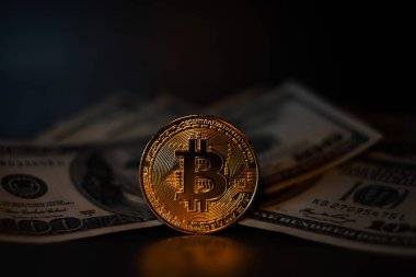 Altın Bitcoin madeni para üzerimizde. Yakın plan. Elektronik kripto para birimi