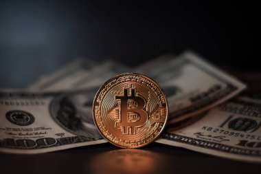 Altın Bitcoin madeni para üzerimizde. Yakın plan. Elektronik kripto para birimi