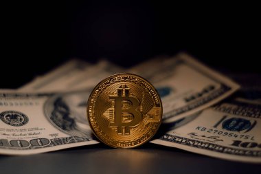 Altın Bitcoin madeni para üzerimizde. Yakın plan. Elektronik kripto para birimi