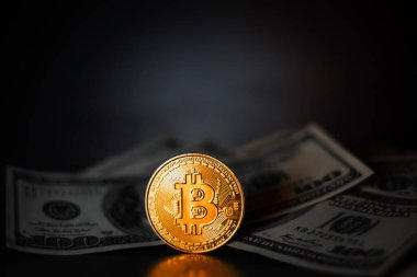 Altın Bitcoin madeni para üzerimizde. Yakın plan. Elektronik kripto para birimi