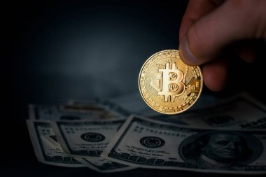 Altın Bitcoin madeni para üzerimizde. Yakın plan. Elektronik kripto para birimi