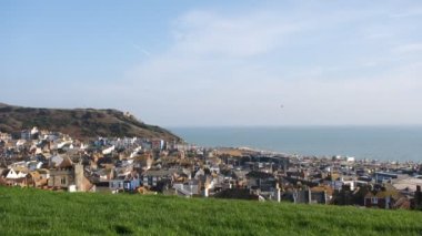 İngiltere 'nin güneydoğu kıyısındaki Hastings şehri manzarası. Hastings 'in eski kasabasını tepeden denize bakın. Hastings 'in manzarası. İngiliz deniz kenarı. İngiliz kıyıları.